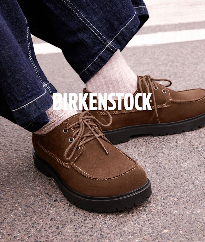 Birkenstock brune ruskinn snøresko med tykk sort såle, styled med mørke jeans og lyse sokker.